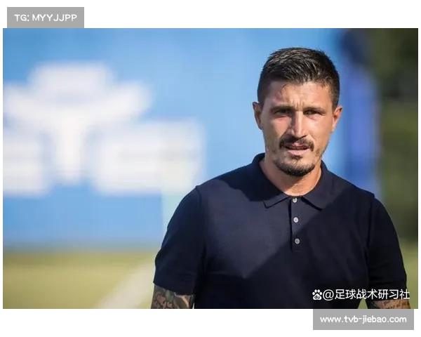 卡利亚里门将扑救莱奥爆射后获球迷掌声，皮萨卡内场边竖拇指